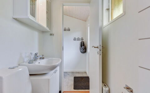 Cenia - 450M from the Sea: Wand, Armatur, Flooring, Holz, Fussboden, Badezimmer, Interior Design, Zapfhahn, Sinken, Bad Sink