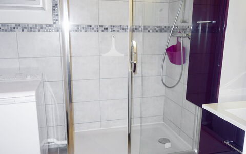 Hameau de Provence: Badezimmer, Fliese, Eigentum, Lila, Zimmer, Duschtür, Dusche, Produkt, Armatur, Glas
