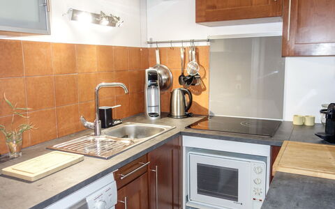 Hameau de Provence: Countertop, Cabinetry, Zimmer, Küche, Eigentum, Möbel, Herd, Major Appliance, Interior Design, Sinken