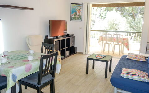 Hameau de Provence: Zimmer, Möbel, Eigentum, Gebäude, Fussboden, Tabelle, Interior Design, Haus, Grundeigentum, Schlafzimmer
