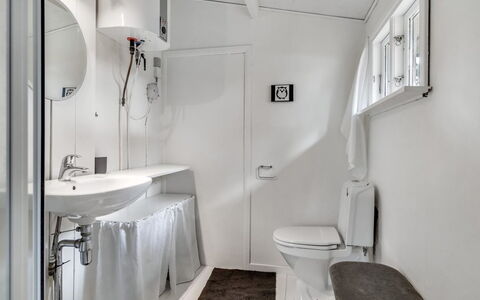Heinke - 2Km from the Sea: Armatur, Fussboden, Sinken, Flooring, Interior Design, Toilette, Badezimmer, Installation, Toilleten Sitz, Zapfhahn