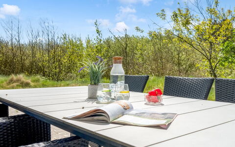 Dagny - 300M from the Sea: Möbel, Gartenmöbel, Geschirr, Tabelle, Drinkware, Stuhl, Tisch Im Freien, Essen, Flasche