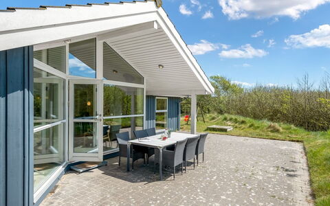 Dagny - 300M from the Sea: Möbel, Gartenmöbel, Geschirr, Tabelle, Drinkware, Stuhl, Tisch Im Freien, Essen, Flasche