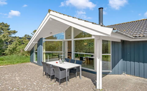 Dagny - 300M from the Sea: Möbel, Gartenmöbel, Geschirr, Tabelle, Drinkware, Stuhl, Tisch Im Freien, Essen, Flasche