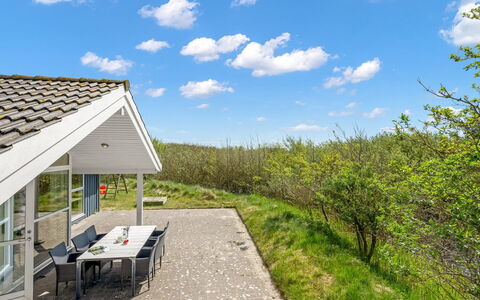 Dagny - 300M from the Sea: Möbel, Gartenmöbel, Geschirr, Tabelle, Drinkware, Stuhl, Tisch Im Freien, Essen, Flasche