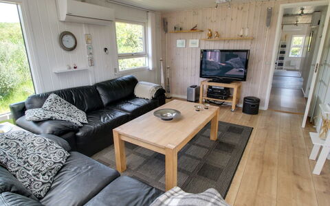 Aatos - 500M from the Sea: Holz, Flooring, Fussboden, Zuhause, Couch, Wohnzimmer, Hartholz, Holzbeize, Hütte