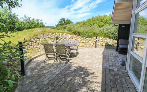 Aatos - 500M from the Sea: Flagstone, Grundstueck, Garten, Ground, Cobblestone, Landscaping, Schatten, Walkway, Hinterhof, Garten