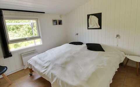 Aatos - 500M from the Sea: Wand, Schlafzimmer, Bett, Holz, Flooring, Fussboden, Decke, Bettdecke, Interior Design, Bedding