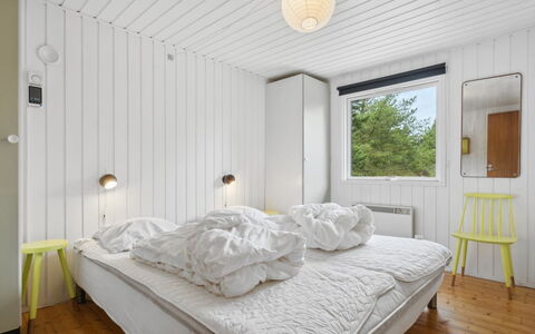 Elin - 3Km from the Sea: Wand, Schlafzimmer, Decke, Interior Design, Bett, Bedding, Bettdecke, Fussboden, Flooring, Bettrahmen