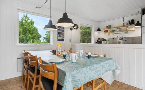 Elin - 3Km from the Sea: Möbel, Holz, Interior Design, Flooring, Decke, Küche & Esszimmer Tisch, Küche, Stuhl, Fussboden, Light Fixture