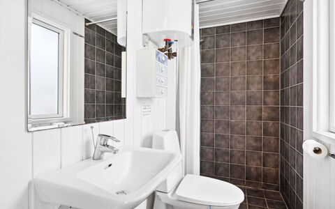 Elin - 3Km from the Sea: Armatur, Toilleten Sitz, Flooring, Toilette, Fussboden, Interior Design, Badezimmer, Sinken, Installation, Decke