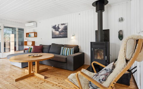 Elin - 3Km from the Sea: Flooring, Fussboden, Möbel, Interior Design, Holz, Holzboden, Decke, Zimmer, Wohnzimmer, Couch