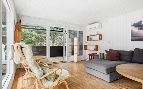 Elin - 3Km from the Sea: Interior Design, Flooring, Möbel, Fussboden, Holzboden, Holz, Decke, Couch, Wohnzimmer, Zimmer