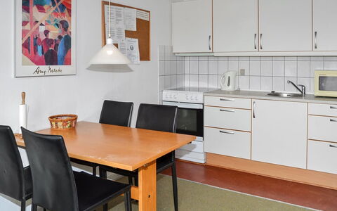 Urmas - 1Km from the Sea: Möbel, Flooring, Fussboden, Interior Design, Holz, Holzboden, Tabelle, Küche & Esszimmer Tisch, Stuhl, Zimmer