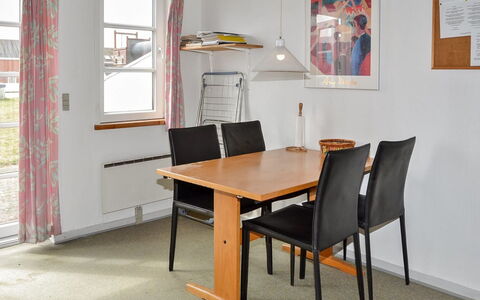 Urmas - 1Km from the Sea: Möbel, Flooring, Fussboden, Interior Design, Stuhl, Tabelle, Holz, Esszimmer, Holzboden, Beleuchtung