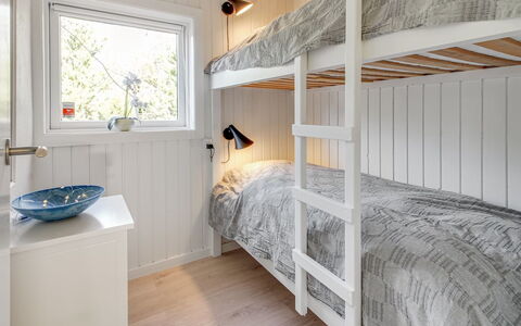 Eliene - 500M from the Sea: Holz, Schlafzimmer, Bett, Fussboden, Flooring, Etagenbett, Zuhause, Decke, Bedding, Bettrahmen