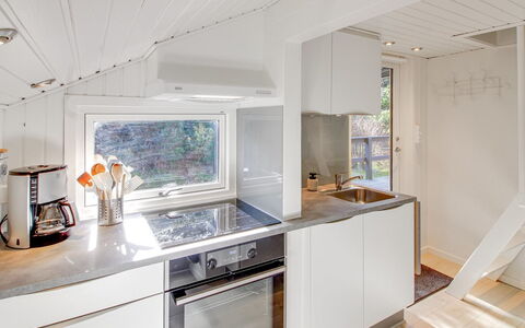 Eliene - 500M from the Sea: Küche, Major Appliance, Küchengerät, Holz, Countertop, Interior Design, Flooring, Decke, Fussboden, Armatur