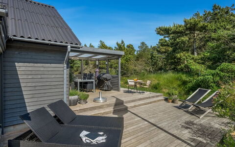 Eliene - 500M from the Sea: Decke, Flooring, Interior Design, Fussboden, Verbundwerkstoff, Möbel, Resort, Hotel, Design, Daylighting