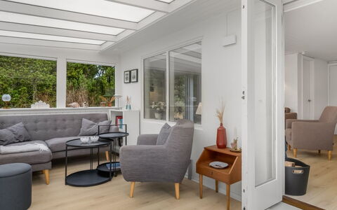Eliene - 500M from the Sea: Decke, Flooring, Interior Design, Fussboden, Verbundwerkstoff, Möbel, Resort, Hotel, Design, Daylighting