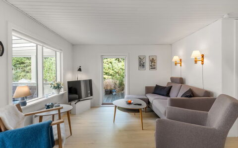 Eliene - 500M from the Sea: Decke, Flooring, Interior Design, Fussboden, Verbundwerkstoff, Möbel, Resort, Hotel, Design, Daylighting