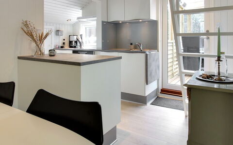 Eliene - 500M from the Sea: Möbel, Interior Design, Flooring, Fussboden, Holz, Decke, Küche, Countertop, Cabinetry, Zimmer