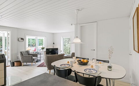 Eliene - 500M from the Sea: Decke, Flooring, Interior Design, Fussboden, Verbundwerkstoff, Möbel, Resort, Hotel, Design, Daylighting