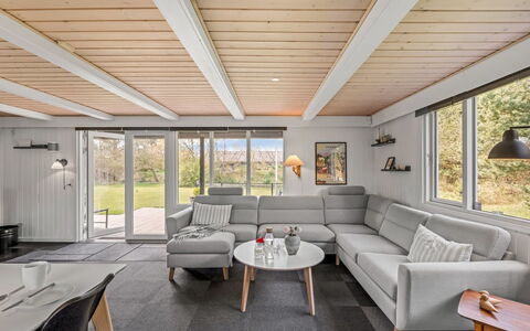 Blia - 1.5Km from the Sea: Holz, Decke, Interior Design, Flooring, Fussboden, Möbel, Holzboden, Couch, Wohnzimmer, Hartholz