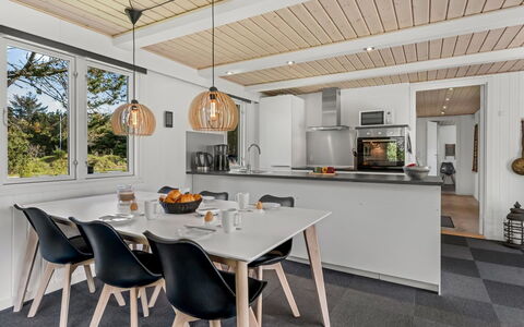 Blia - 1.5Km from the Sea: Holz, Interior Design, Flooring, Decke, Möbel, Küche & Esszimmer Tisch, Light Fixture, Fussboden, Beleuchtung, Esszimmer