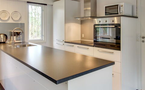 Blia - 1.5Km from the Sea: Countertop, Küche, Interior Design, Flooring, Cabinetry, Holz, Armatur, Zuhause, Fussboden, Spüle