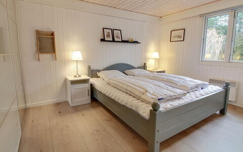 Blia - 1.5Km from the Sea: Bett, Schlafzimmer, Möbel, Holz, Flooring, Interior Design, Bettdecke, Bedding, Fussboden, Bettrahmen