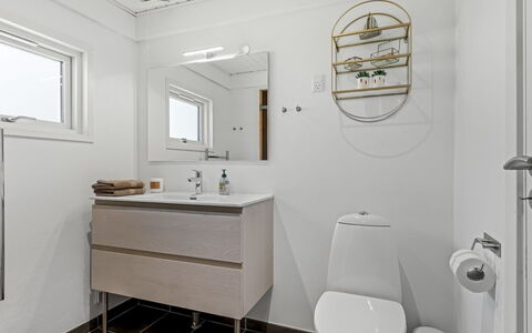 Blia - 1.5Km from the Sea: Flooring, Armatur, Fussboden, Interior Design, Sinken, Badezimmerschrank, Toilette, Toilleten Sitz, Badezimmer, Decke