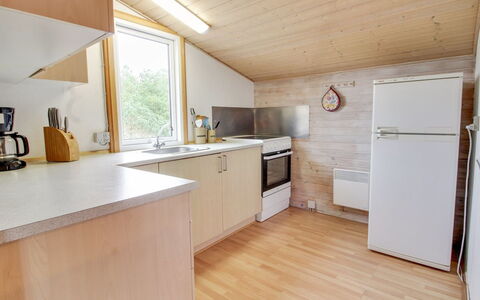 Agir - 600M from the Sea: Flooring, Holz, Interior Design, Fussboden, Decke, Möbel, Holzboden, Zimmer, Küche, Countertop