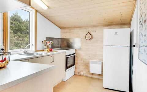 Agir - 600M from the Sea: Holz, Interior Design, Flooring, Decke, Fussboden, Möbel, Küche, Zimmer, Zuhause, Countertop