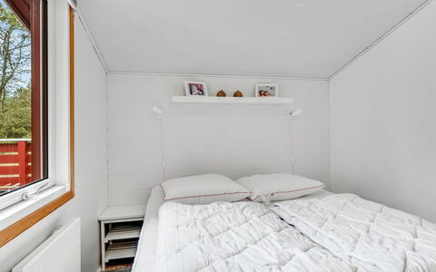 Agir - 600M from the Sea: Holz, Interior Design, Schlafzimmer, Decke, Flooring, Fussboden, Zimmer, Bett, Möbel, Zuhause