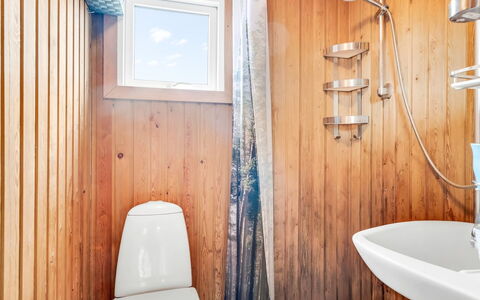Agir - 600M from the Sea: Holz, Flooring, Armatur, Fussboden, Badezimmer, Interior Design, Toilette, Installation, Toilleten Sitz, Bad Sink