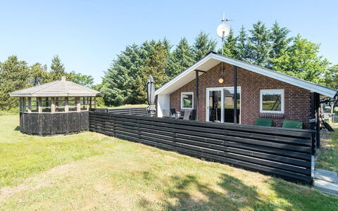 Elinbjörn - 1Km from the Sea: Haus, Zuhause, Dach, Wohngebiet, Hütte, Estate, Bauernhaus, Rasen, Landscaping, Abstellgleis