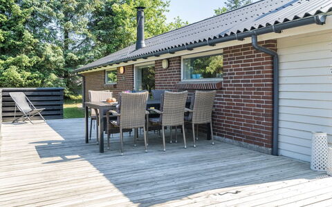Elinbjörn - 1Km from the Sea: Haus, Zuhause, Dach, Wohngebiet, Hütte, Estate, Bauernhaus, Rasen, Landscaping, Abstellgleis
