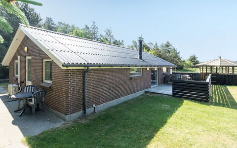 Elinbjörn - 1Km from the Sea: Haus, Zuhause, Dach, Wohngebiet, Hütte, Estate, Bauernhaus, Rasen, Landscaping, Abstellgleis