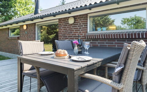 Elinbjörn - 1Km from the Sea: Haus, Zuhause, Dach, Wohngebiet, Hütte, Estate, Bauernhaus, Rasen, Landscaping, Abstellgleis