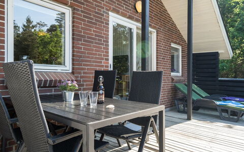 Elinbjörn - 1Km from the Sea: Haus, Zuhause, Dach, Wohngebiet, Hütte, Estate, Bauernhaus, Rasen, Landscaping, Abstellgleis