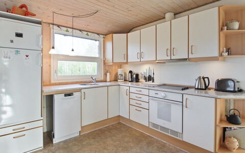 Gudni - 250M from the Sea: Küche, Countertop, Holz, Küchengerät, Interior Design, Flooring, Major Appliance, Decke, Cabinetry, Möbel