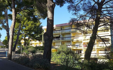 La Calanque D'Or: Baum, Eigentum, Die Architektur, Himmel, Grundeigentum, Gehölz, Haus, Gebäude, Nachbarschaft, Zuhause