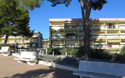 La Calanque D'Or: Himmel, Pflanze, Gebäude, Daytime, Schatten, Baum, Urban Design, Nachbarschaft, Wohngebiet, Öffentlicher Raum