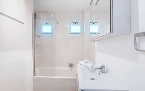La Calanque D'Or: Badezimmer, Armatur, Wand, Flooring, Interior Design, Fussboden, Installation, Badewanne, Decke, Zimmer