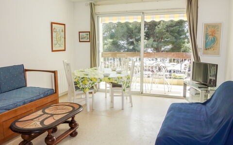 La Calanque D'Or: Zimmer, Möbel, Eigentum, Fussboden, Gebäude, Interior Design, Wohnzimmer, Tabelle, Haus, Grundeigentum