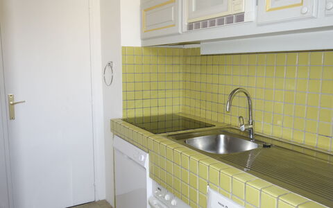 La Calanque D'Or: Zapfhahn, Spüle, Armatur, Cabinetry, Sinken, Countertop, Möbel, Gebäude, Küche, Interior Design