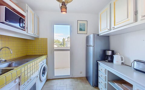 La Calanque D'Or: Major Appliance, Flooring, Interior Design, Küche, Fussboden, Countertop, Wohnung, Zuhause, Decke, Zimmer
