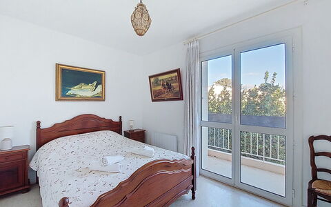 La Calanque D'Or: Möbel, Bett, Schlafzimmer, Interior Design, Holz, Bettdecke, Fussboden, Zimmer, Bedding, Flooring