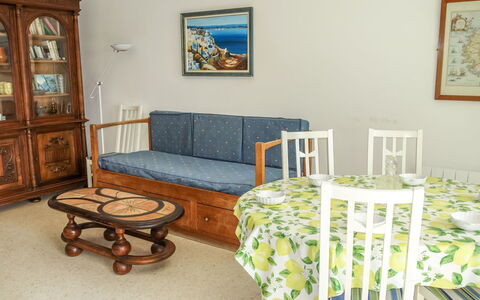 La Calanque D'Or: Möbel, Zimmer, Eigentum, Interior Design, Fussboden, Tabelle, Schlafzimmer, Haus, Gelb, Stuhl