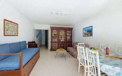 La Calanque D'Or: Möbel, Flooring, Interior Design, Fussboden, Decke, Couch, Wohnung, Zimmer, Tabelle, Wohnzimmer